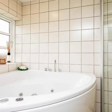 6 Person In Humble-by Traum