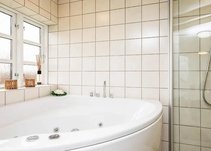 6 Person In Humble-by Traum